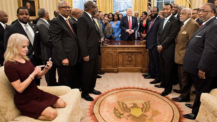 Una desinhibida postura de la asesora de Trump en una recepción en la Casa Blanca enciende las redes