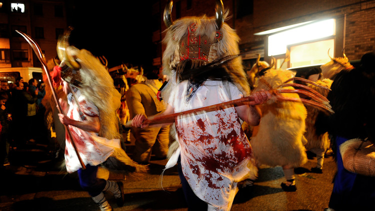 VIDEO: Hombres cubiertos de sangre disfrazados de Momotxorro desfilan en un pueblo español