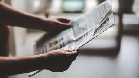Las promesas se deben cumplir: un periodista se come un periódico (VIDEO)