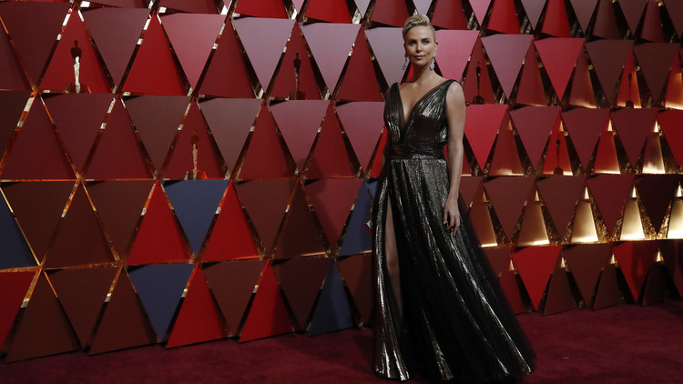 'El Oscar a la mejor censura': TV iraní difumina el vestido de Charlize Theron en la gala