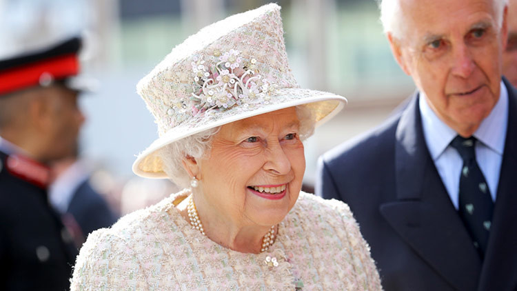 'Dios salve a la reina': Isabel II bebe cócteles todos los días