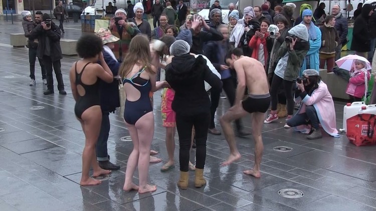 Video: Franceses se duchan en la calle en protesta contra el decreto de la alcaldesa de Calais