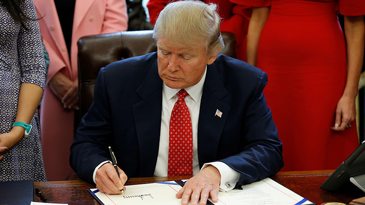 Trump planea firmar este lunes una nueva prohibición migratoria que excluye a los iraquíes