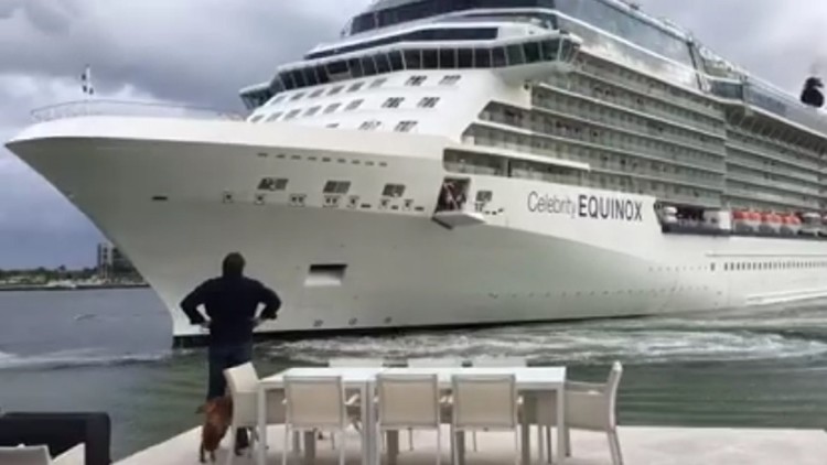 Una pareja vive el angustioso momento en que un barco está a punto de embestir su casa