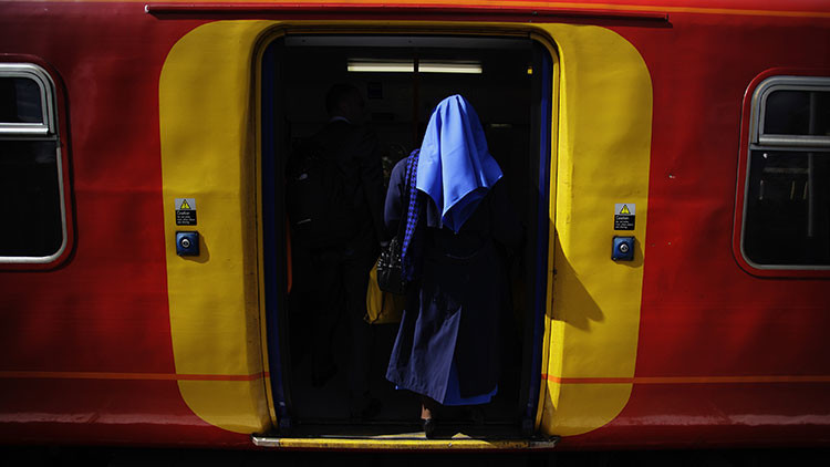 Una foto 'divina': ¿Por qué miles de internautas discuten sobre cuántas monjas hay en esta imagen?