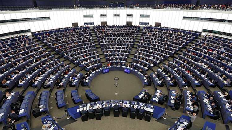 El Parlamento Europeo sanciona al diputado que asegura que las mujeres son "menos inteligentes"