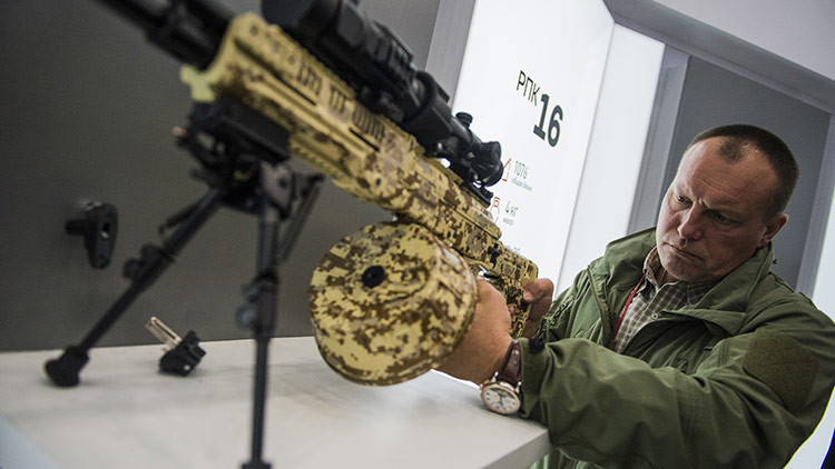 Rusia producirá en serie la nueva versión de la ametralladora Kaláshnikov en 2018