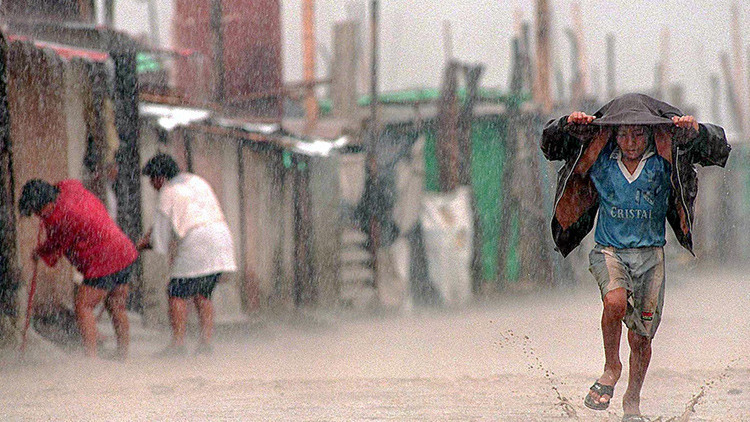 #PrayForPeru: Fenómeno climático causa numerosas víctimas en Perú y Ecuador (videos)