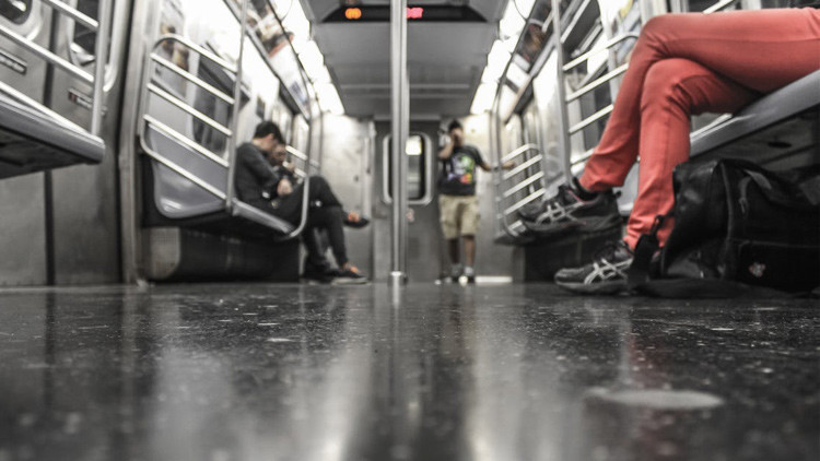 VIDEO: Latina defiende a una pareja de los insultos racistas de otra latina en metro de Nueva York
