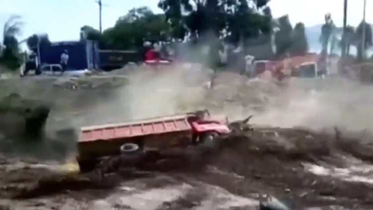 FUERTE VIDEO: Se salva por segundos de morir por un deslizamiento en Perú
