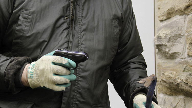 #ThugLife: Detienen a un ladrón atrapado en la ventana de una joyería (Foto)
