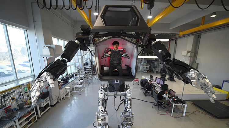 FOTO, VIDEO: El fundador de Amazon maneja un robot gigantesco