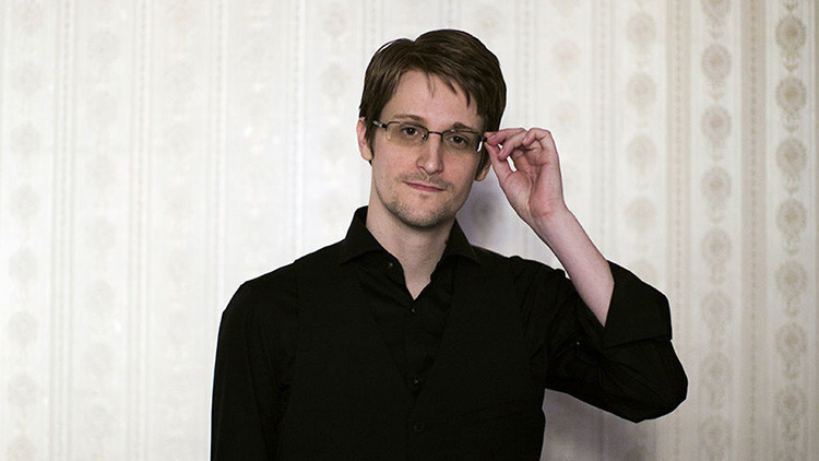 "Dejen de infringir la maldita ley": Snowden carga contra el FBI y la NSA