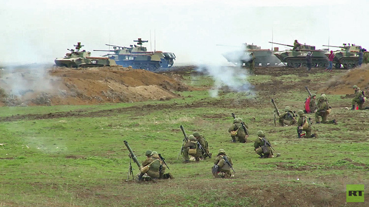 VIDEO: Rusia efectúa en Crimea ejercicios militares a gran escala con 2.500 paracaidistas