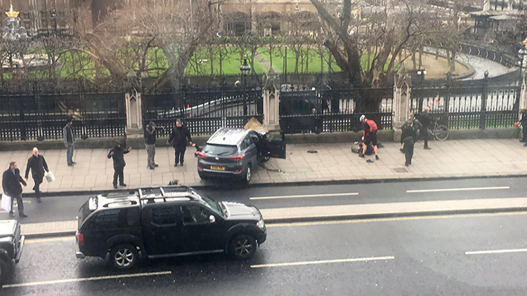 VIDEO: Capturan el momento en que una mujer cae al río Támesis durante el atentado de Londres