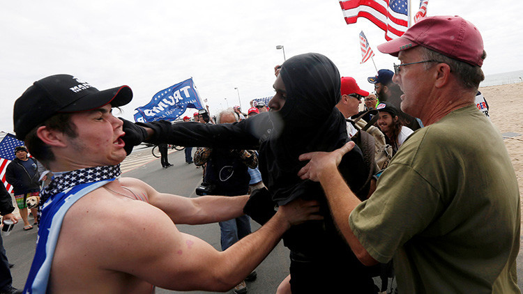 VIDEO: Boicotean una manifestación de simpatizantes de Trump a puñetazos y con spray de pimienta