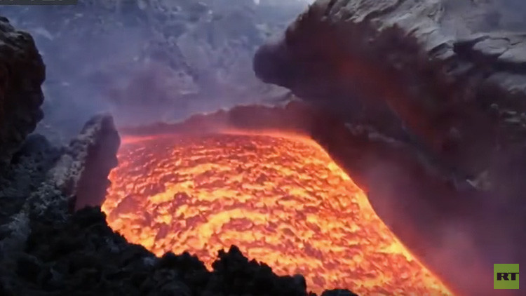 Video: Los espectaculares ríos de lava del Etna, vistos desde un dron