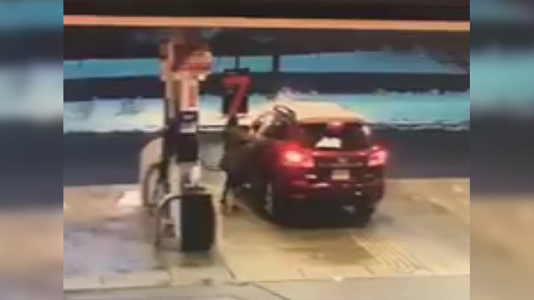 'Baña' en gasolina al ladrón de su coche