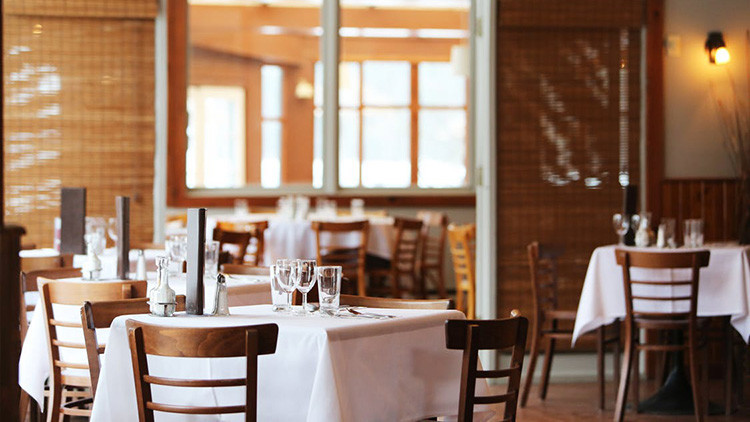 ¿Los rusos no son bienvenidos? Restaurante español explica por qué canceló la reserva a 100 mujeres