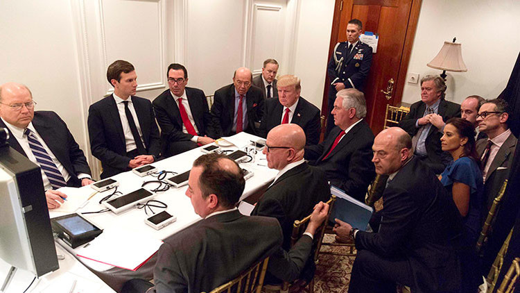 La foto de Trump que habla mucho de quienes toman las decisiones en EE.UU.