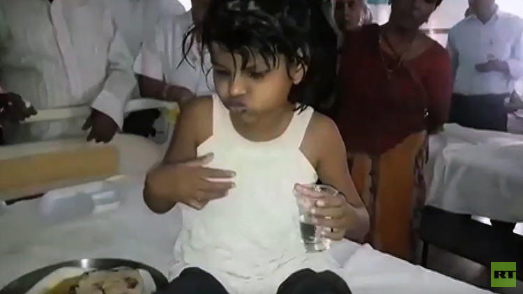 La aterradora realidad que podría estar detrás del caso de la niña hallada entre monos en la India