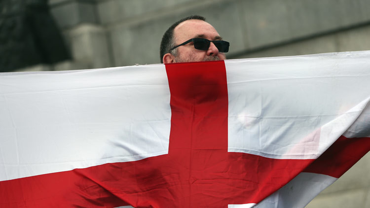 Foto viral: una joven desafía a manifestantes de extrema derecha en Inglaterra