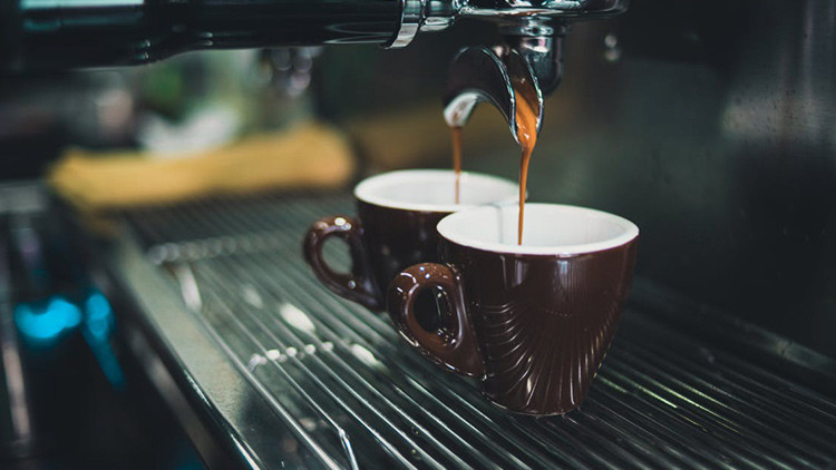 La razón por la que debemos poner sal al café en vez de azúcar