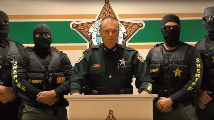"Vendremos por ti": Policías de EE.UU. enmascarados lanzan un video al estilo del Estado Islámico