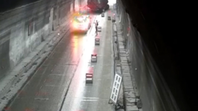 Un conductor muere al tratar de advertir a otros automovilistas de un accidente (FUERTE VIDEO)