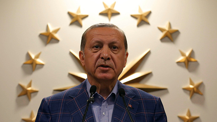 Medios: Trump llama a Erdogan para felicitarle por el referéndum