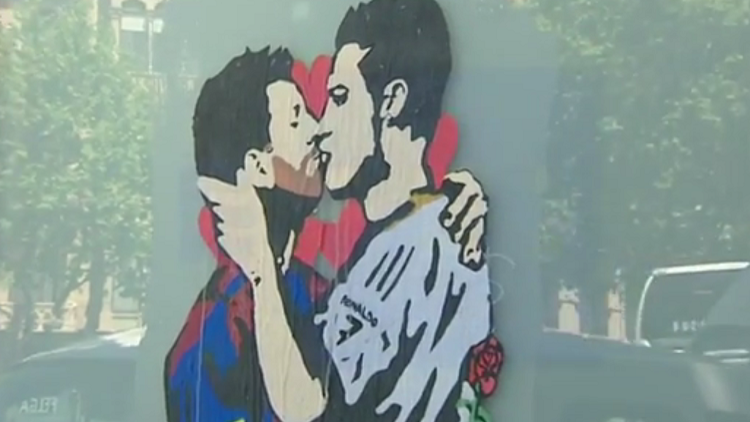 El Beso Entre Messi Y Cristiano Ronaldo Que Desconcierta A Los Barceloneses Video Rt 