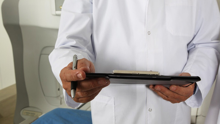 'La mejor cura es tener sexo conmigo': juzgan a médico que abusó de una paciente con esclerosis