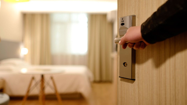 Encuentra a su novia en la cama con otro y su reacción se hace viral