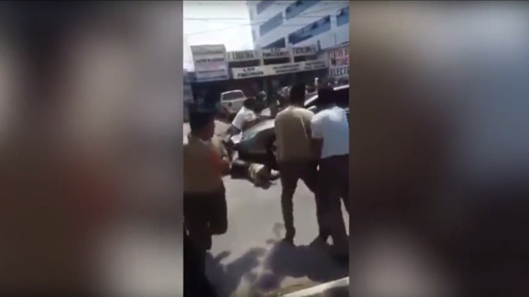 VIDEO FUERTE: Un auto atropella a estudiantes que pedían mejoras educativas en Guatemala