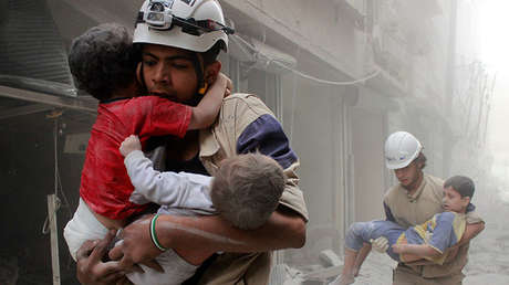 Denuncian una cruel puesta en escena de los Cascos Blancos con niños muertos en Siria