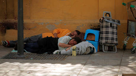 Un ayuntamiento español denuncia a personas sin techo por comer en la