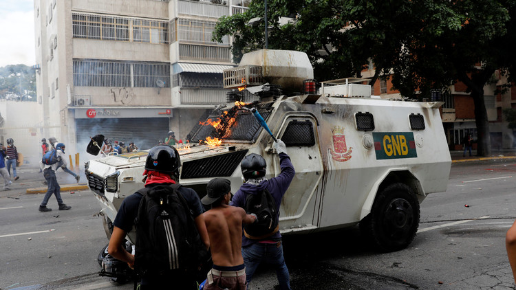 FUERTES IMÁGENES: Grupos violentos de la oposición arremeten contra tanquetas en Caracas