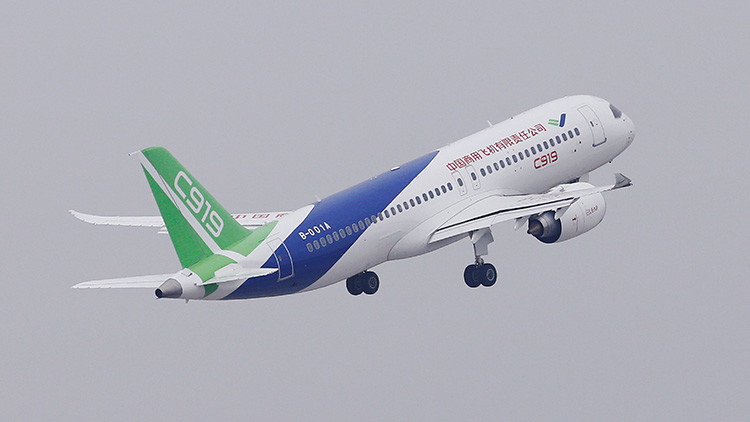 VIDEO: El primer avión comercial de pasajeros chino de tamaño medio se estrena en el aire