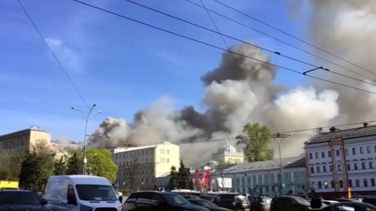 VIDEO: Se registra un intenso fuego cerca del Kremlin de Moscú