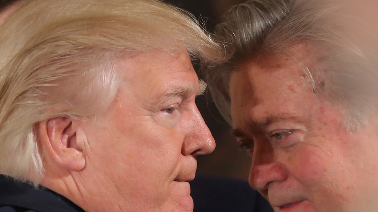 El detalle oculto: Una foto subida a Twitter 'revela' los objetivos del estratega de la Casa Blanca