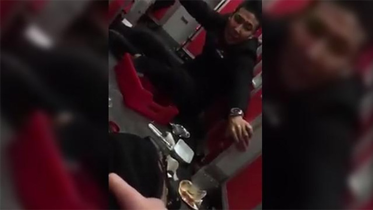FUERTES IMÁGENES: Al menos 5 heridos por fuerte turbulencia en un vuelo de Air Asia
