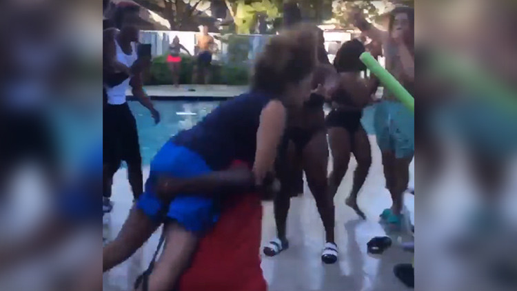 FUERTE VIDEO: Arrojan a mujer mayor a una piscina por pedir que bajen el volumen en una fiesta