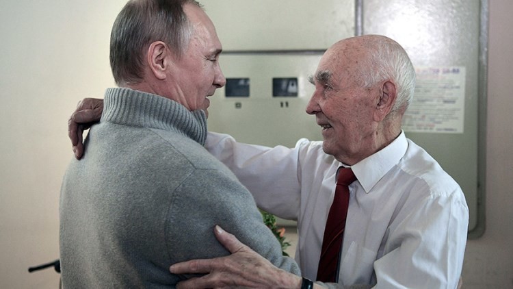 Putin visita a su antiguo jefe en el KGB por su 90 cumpleaños