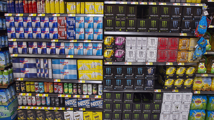 El grave riesgo que corren los adolescentes tras beber dos latas de bebida energética