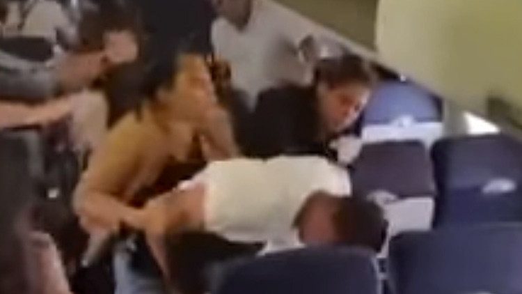 Una violenta pelea entre dos pasajeros de Southwest Airlines se vuelve viral (VIDEO)