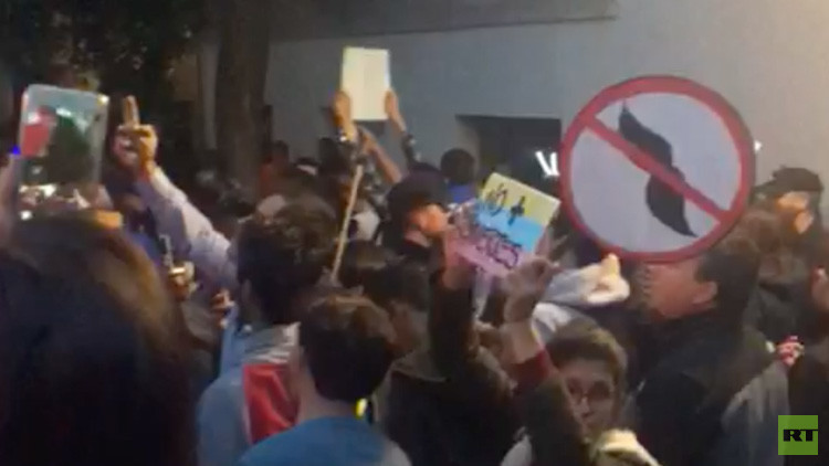 Gritos a las afueras de la Embajada venezolana en Madrid: "Hijos de puta, os vais a ir de aquí"