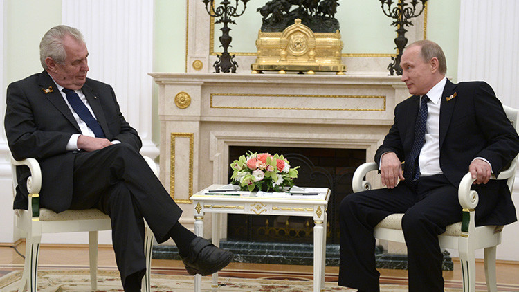 El presidente checo dice que Putin "prohíbe" fumar a Lavrov y bromea con "liquidar" a periodistas