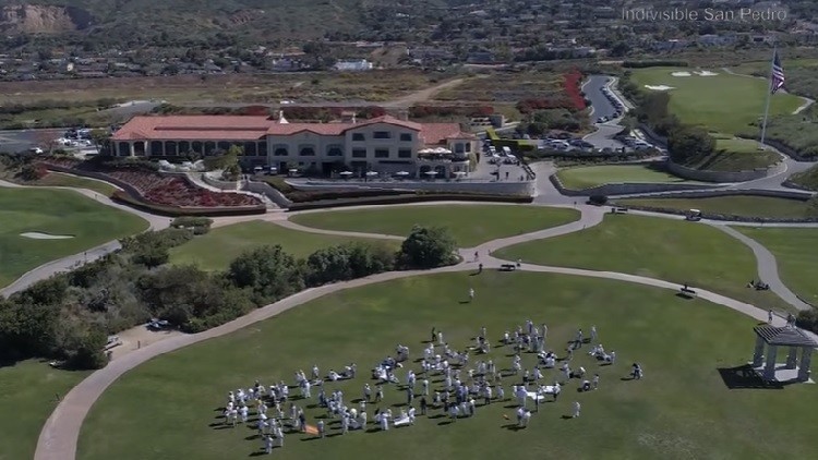VIDEO: Más de 200 manifestantes envían una 'advertencia' a Trump en una de sus propiedades
