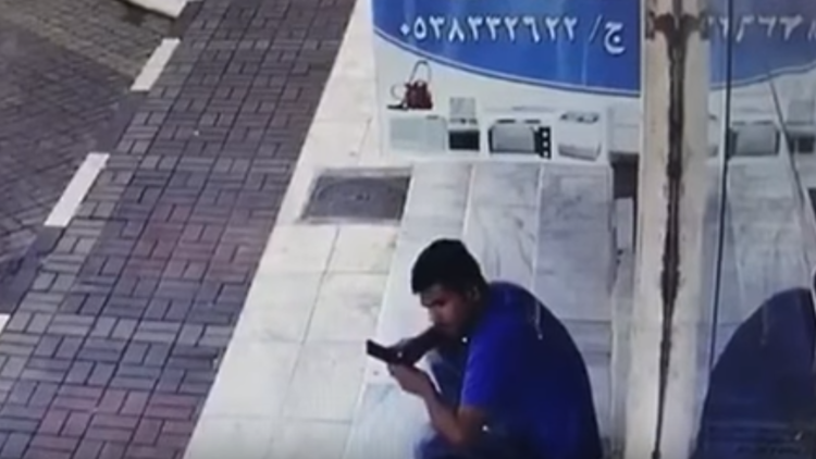 Trágico final de un joven que miraba su celular en el lugar equivocado