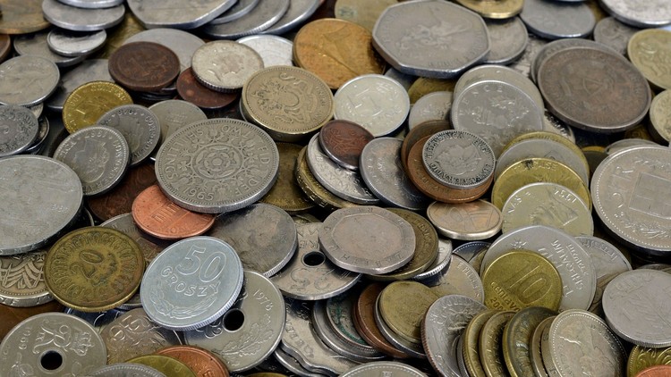 Colocan 15.000 monedas al lado de un canal y estas son las reacciones de los transeúntes